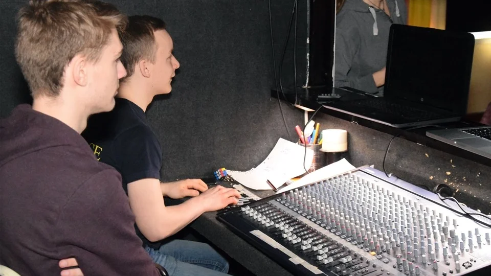 Aron Molander och Elias Dettke testar fram det bästa ljudet och ljuset inför föreställningen.
