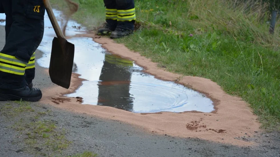 Olja. Ett bränslefilter hade börjat läcka när bilen kommit upp på land.
