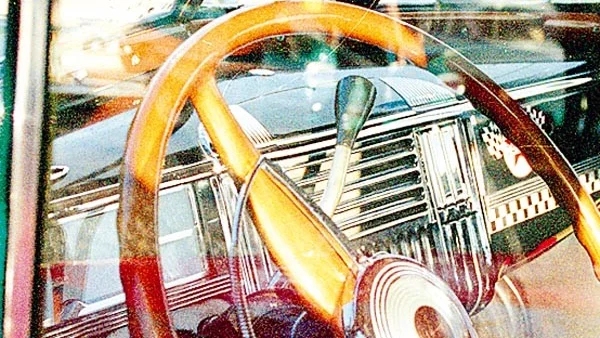 Så här skall en riktig bil se ut. Det skall var träfärgad ratt, rattväxel, mycket krom och tärningar kring backspegeln. Bilen är en Desoto från 50-talet.