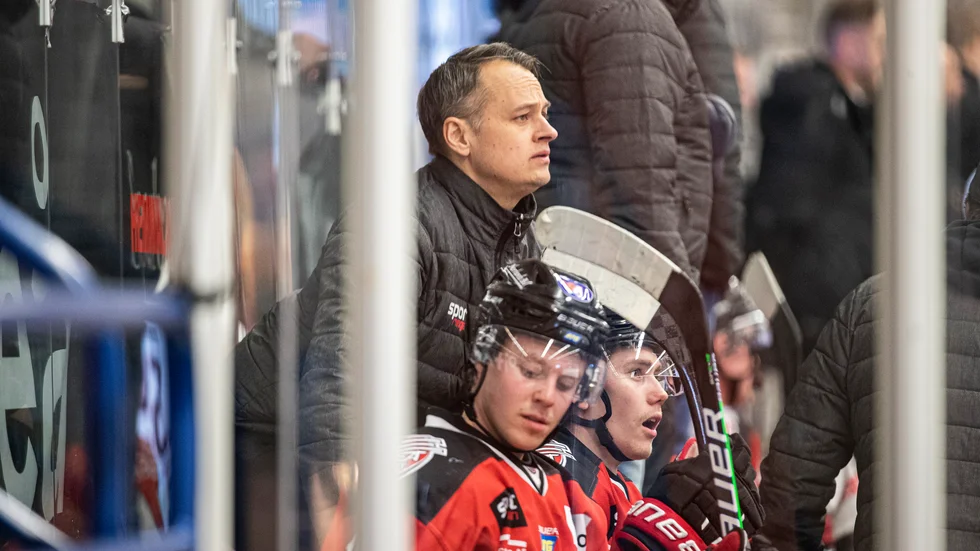 Andreas Karlsson får vara med som assisterande förbundskapten i damkronorna.