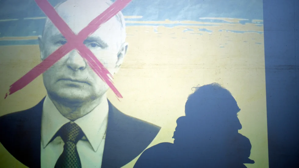En bild på Rysslands president Vladimir Putin vid en demonstration mot landets invasion av Ukraina. Bilden är Aten.