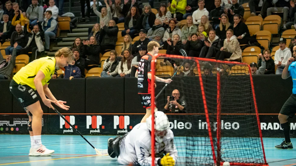 Solfjäderstadens Oscar Birfeldt har just satt dit kvitteringen till 4-4 till merparten av publikens förtjusning. Bergs Petter Alm och målvakten Victor Broman kan bara konstatera faktum. 
