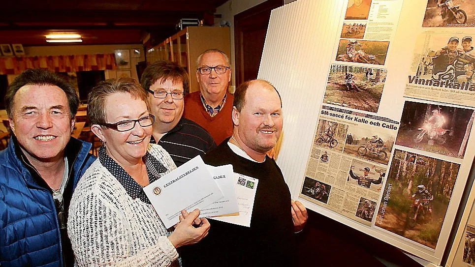 Klappat och klart. Vimmerby MS får arrangera Novemberkåsan under 2014. Här ses VMS-organisationen bakom kåsan: fr. v. Thomas Knutsson, Kicki Henningsson, Roger Karlsson, Per-Ove Pettersson och Fredrik Johansson. Foto: Roelof Stroetinga