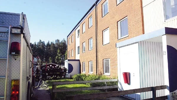Larmet om branden nådde SOS Alarm i Växjö några minuter efter 07.00 på pingstaftonens morgon. Larm gick till räddningstjänsten i Hultsfred och två ambulanser sändes till platsen, en från Hultsfred och en från Vimmerby.