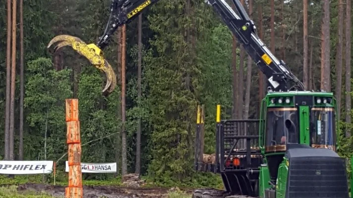 Ett av momenten i tävlingen är att stapla stubbar.