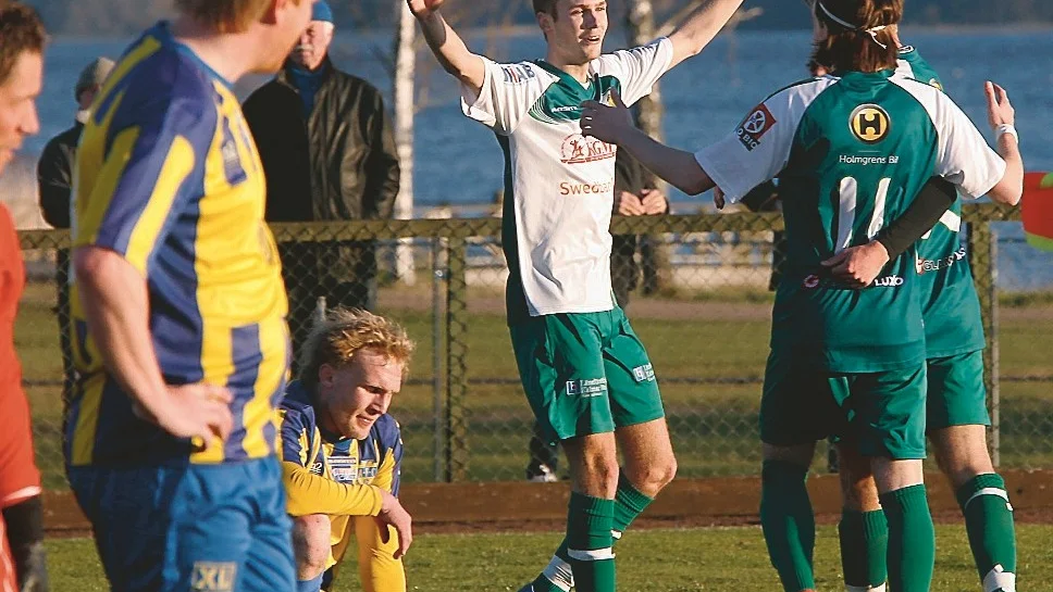 NYTT SEGERJUBEL? Hultsfred har gått rent i division fyra NÖ. Ikväll ställs de mot Stensjön, som på förhand sågs som seriefavorit men som floppat och bara gjort ett mål.