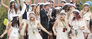 Studenternas lycka skrämmer bort regnet