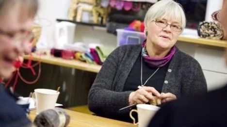 Ann-Kristin Hult, hemslöjdskonsulent på Upplandsmuseet, tycker att stickning är avkopplande och ett sätt att må bra. Hon leder må bra-slöjd i Uppsala.