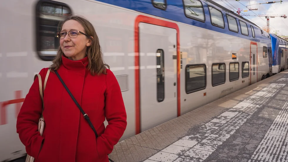 Marie Löök Birgersson jobbar i Stockholms innerstad, dit det inte går att ta bilen på grund av köer, brist på p-platser mm. "Vi Knivstapendlare pliktar med vår hälsa. Du kan inte längre lita på att ta dig till och från jobbet med tåget", säger hon.
