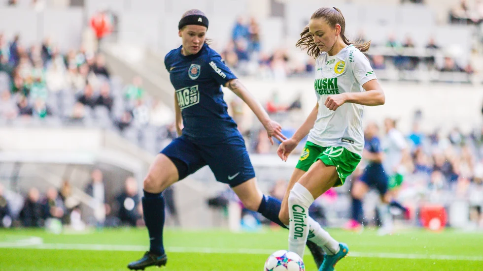Eskilstuna Uniteds Linn Vickius, här i duell med Hammarbys Vilde Hasund, fick under måndagen en plats i det svenska U23-landslaget när förbundskaptenen Martin Möller presenterade sin trupp. 