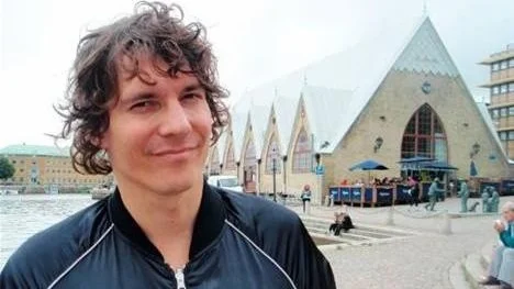 Håkan Hellström är nöjd med sina två senaste spelningar i Uppsala, på Konserthuset. "Det är härligt med sittande publik. Det är så tyst innan. Det är roligt att prova det, folk lyssnar på ett annat sätt."