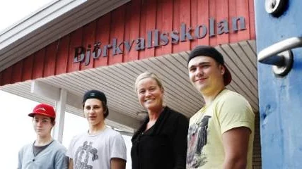 Karin Malmberg omgiven av eleverna Fredrik Klingspor-Malmenstedt, Viktor Svahn, Karin Malmberg och Fred Ellemo.