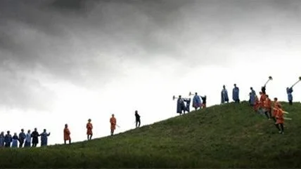 Gamla Uppsala-spelet, repeteras på Gamla Uppsala högar .