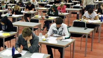 Flera studenter varnas eller stängs av för fusk av Uppsala universitet.