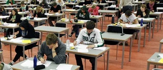 Studenter avstängda och varnade för fusk – flera juriststudenter inblandade • Fusklapp på toan
