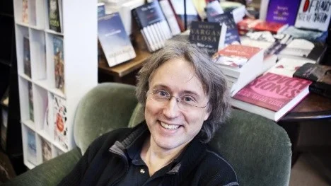 Jan Smedh, bokhandlare på The Uppsala             English Bookshop,  säljer allt fler böcker till Uppsalas ungdomar.