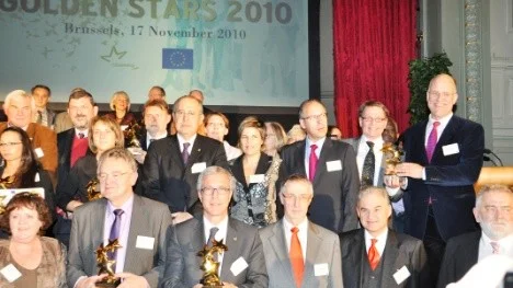Stefan Edelsvärd och Jacob Spangenberg (t h)  från Östhammars kommun mottog utmärkelsen Golden Star vid ceremonin i Concert Noble i Bryssel.