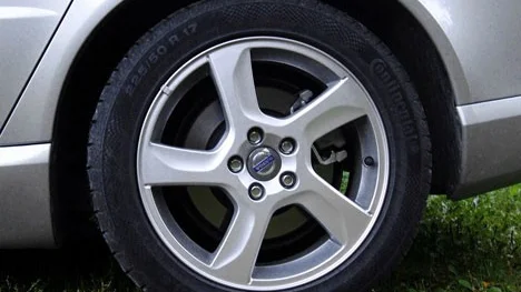 De första Drive-modellerna från Volvo hade ju fula heltäckande fälgar men på testbilen sitter det snygga 17-tumshjul med lågprofildäck. 16 tum är dock standard.