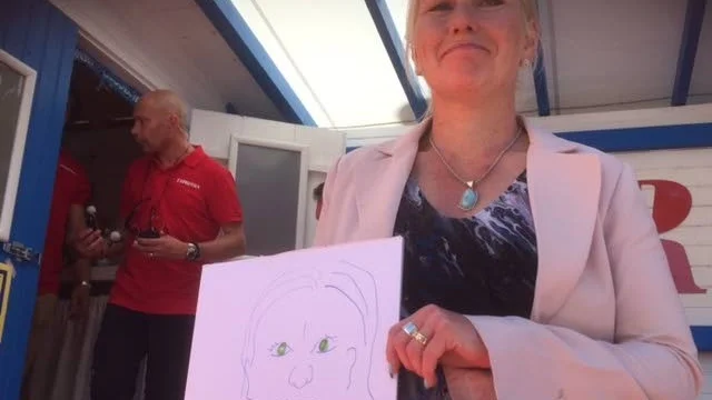 Bra betyg i bild. Anna Johansson hade en fyra i bild och ritade av sig själv så här efter en utfrågning av Expressen.