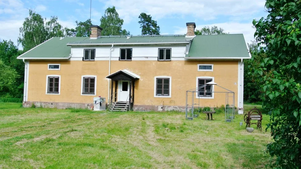Delvis bebodda. De omtalade husen på Skolgatan 2-18, här nummer 12, är i dag delvis bebodda men ingår i anbud till Migrationsverket om boende för asylsökande.
