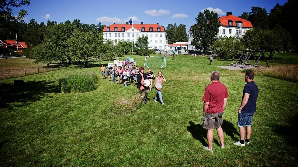 Olle Larsson möter eleverna på Margarethaskolan som kommer med plakat på sina idéer.