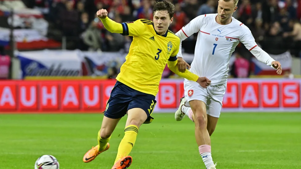 Sveriges Victor Nilsson Lindelöf mot Tjeckiens Antonin Barak under torsdagens playoff-semifinal VM-kvalmatch i fotboll i grupp B mellan Sverige och Tjeckien på Friends Arena.
