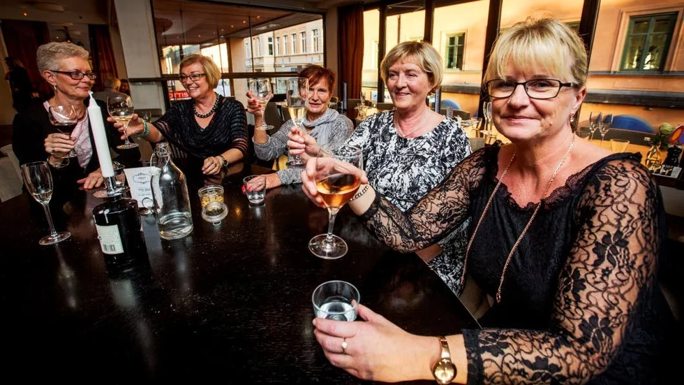 Tua Ljungberg, Berit Sandberg-Lönn, Gunvor Fredriksson, Ann-Britt Tholcke och Berit Andersson från ­Akademiska barnsjukhuset tar ett glas på Terrassen före personalfesten senare på kvällen.