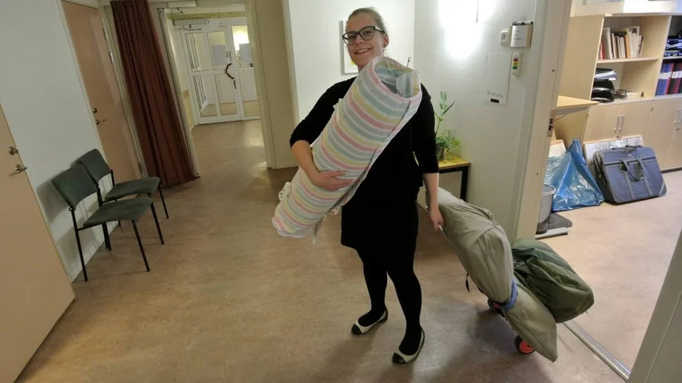 Konst på väg. Kultursekreterare Louise Magnusson ombesörjer att inlämnad konst kommer juryn tillhanda inför konstrundan 2016.