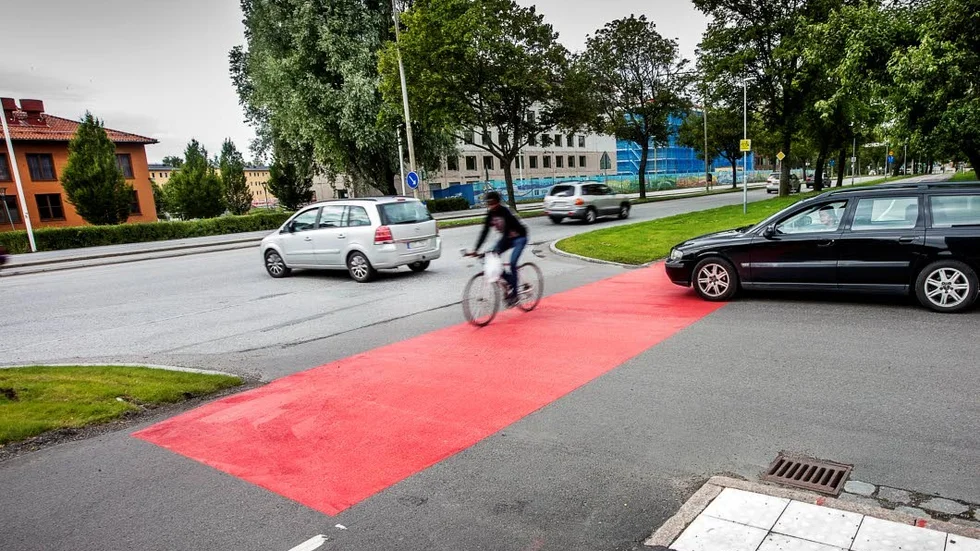 Färgen ska bort. Rödmarkeringen i korsningar i Uppsala utgör en risk, anser nu kommunen.