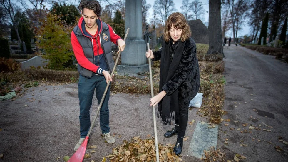 Jonathan och Fredrika Stelander tycker om att besöka farmor och farfars grav.