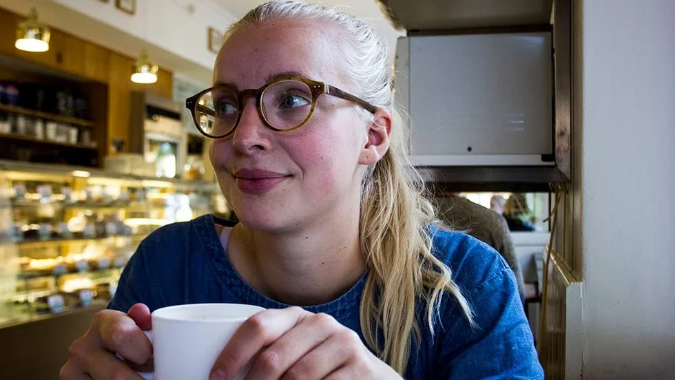Hilma Lundwall tycker det är särskilt viktigt att tonåringar ser hennes utställning. Hon kommer att erbjuda workshops. ”Jag hade behövt en sån här utställning när jag var sexton”, säger hon.
Allt började med att Hilma lade ut en instagrambild på sina bröst. Det var ett sätt för henne att komma över sitt komplex. Sedan var många som hörde av sig och ville hjälpa till med projektet genom att bli fotade.