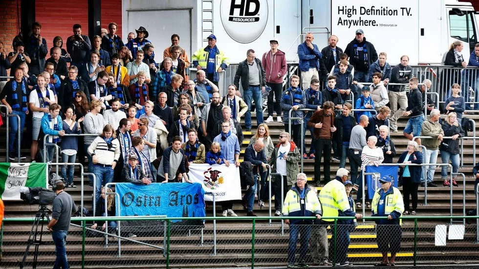 Västra sidan. Omkring 70 supportrar samlades på Grimsta IP för att heja fram sitt Sirius.