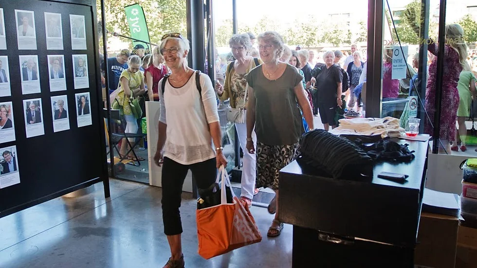 Rusning. Klockan 12 öppnas dörrarna och Kerstin Falkman, Elisabet Werner, Catharina Möller och Kerstin Berglind, som väntat sedan klockan 7 på morgonen, är först in.