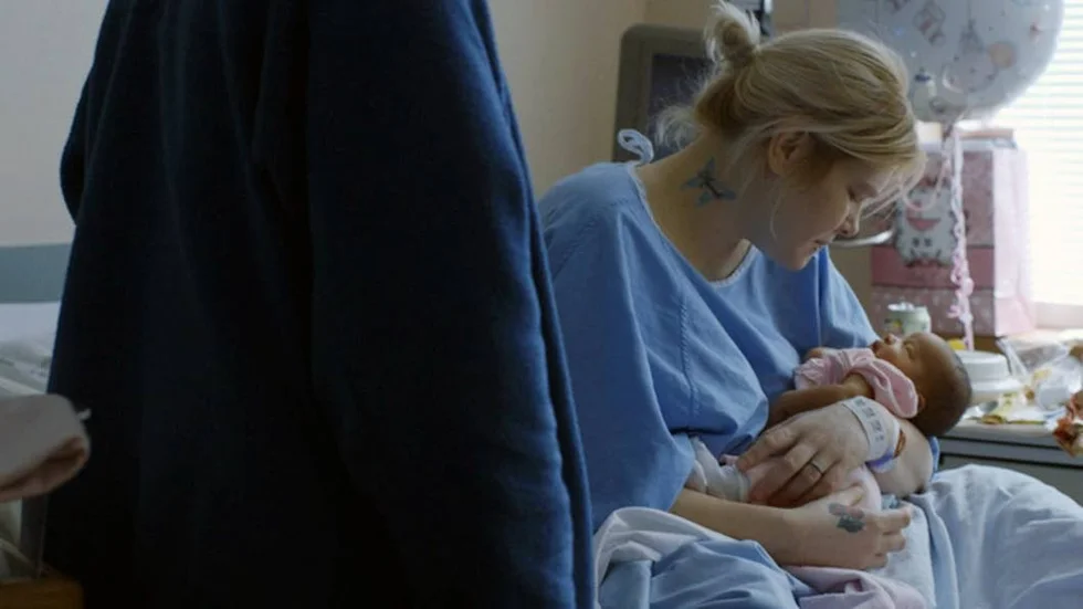 Gripande.  Många av kvinnorna i filmen är gravida och tampas med missbruk och sociala problem. Det blir mycket gripande att följa deras öden i ”Vinterboj”.
