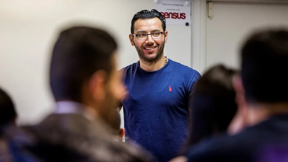Nervöst. När Moussa Chalboub ska hålla sin första redovisning på svenska inför kursen är det lite nervöst. När UNT kommer på besök har deltagarna gått två veckor i kursen "Korta vägen".