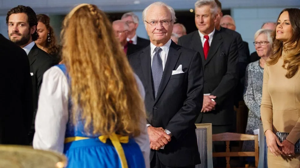 Prins Carl Philip, HMK Carl XVI Gustaf och prinsessan Sofia i väntan på att alla hedersgästerna ska inta sina platser.
