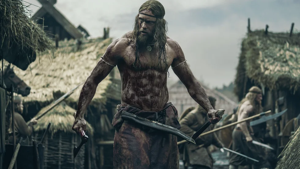 Vikingen Amleth (Alexander Skarsgård) ger sig ut på en actionspäckad resa för att hämnas mordet på sin far i filmen "The northman".
