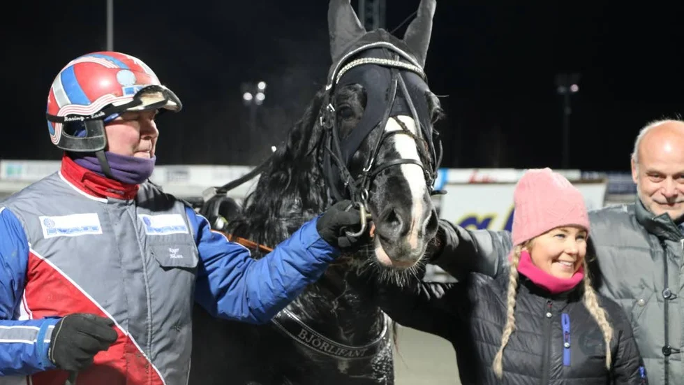 Vilken skrattmatch för Roger Nilsson, hästen Bjäörlifant och ägaren Anita Adermalm efter 100 000-kronorssegern i Hästägarkannans kallblodslopp.