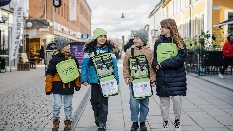 Tredjeklassarna Noomi Salberg, Esther Woube, Vera Wadell och Elsa Lundin sålde under fredagen årets första majblommor.