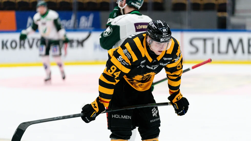 Linus Karlsson och Skellefteå tvingades deppa efter den första kvartsfinalen mot Färjestad.