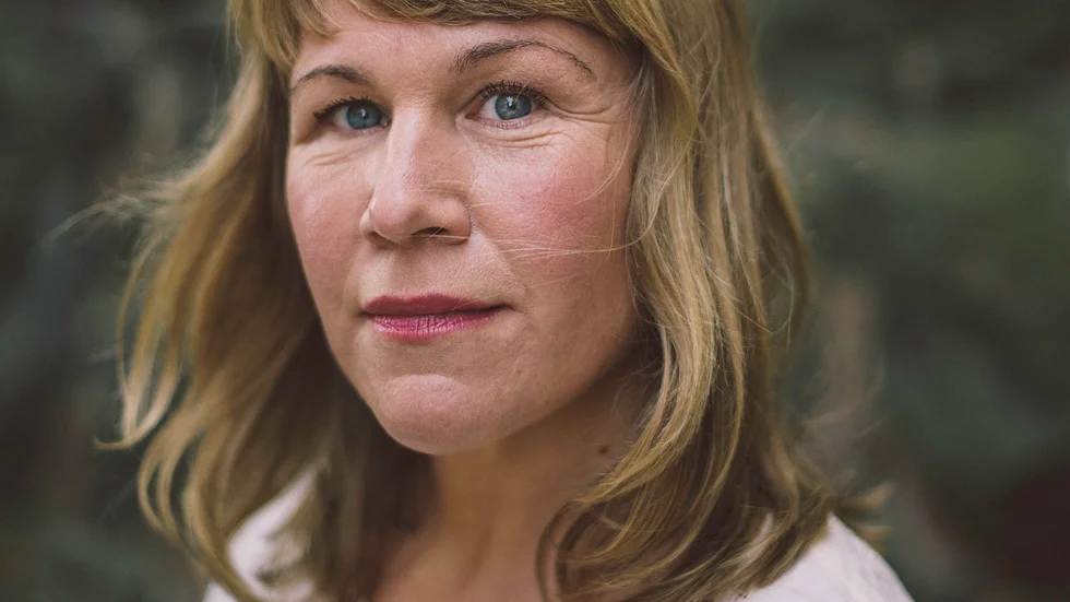 Jenny Andreasson debuterar med en roman från en kunglig dramatisk teater i Stockholm. En skildring av män och makt som liknar en Strindberg-uppgörelse.