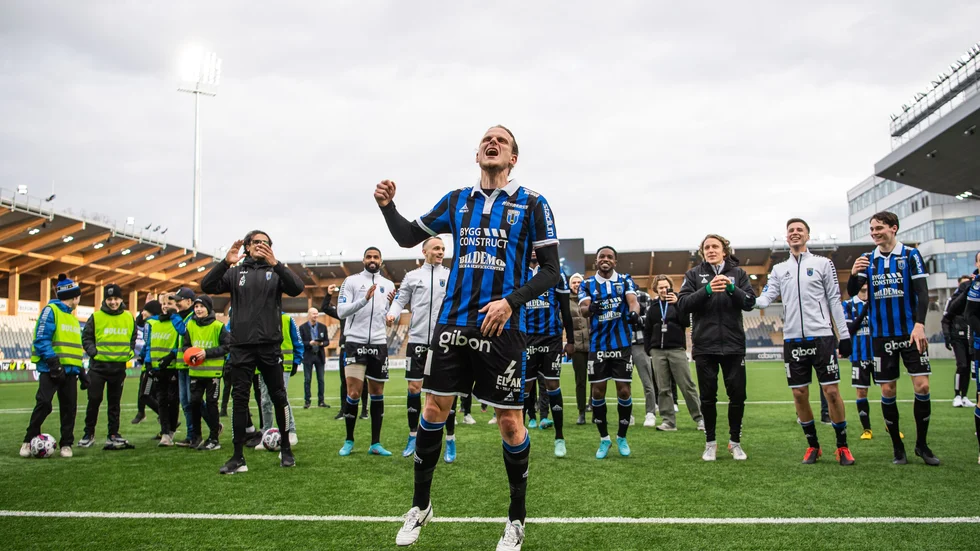 Kevin Wright (här bakom Tim Björkström) firar segern. 