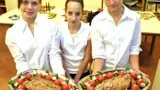 Flästfilé stod på menyn under tisdagens Nobelfest i Östervåla. Malin Larsson, Josefin Lundborg och Emilia Englund var med och skötte serveringen.