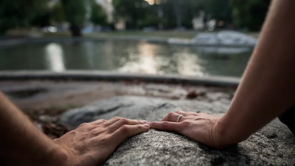"Det medmänskliga samtalet är en ofta bortglömd resurs och forskning visar att samtal med någon som lyssnar uppriktigt utan att döma kan både lindra, ge hopp och underlätta vårdsökande i stunder då livet är svårt att uthärda", skriver Rickard Bracken, generalsekreterare, Mind. (Arkivbild)