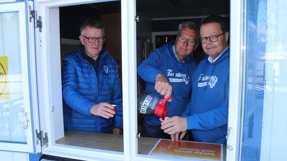 Nytt kök och ny serveringslucka har Torstorps IF fått på Atlaslunden. Från vänster Thore Larsson, Jan Schmidt och Sten Johanzon.