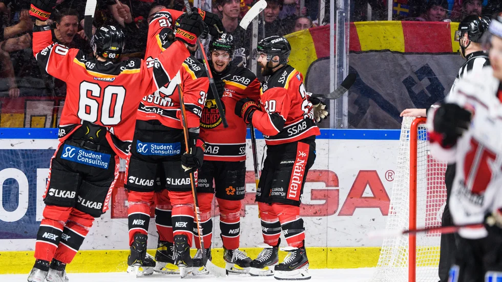 Isac Brännström blev matchhjälte för Luleå Hockey i den tredje kvartsfinalen mot Örebro. Med dryga sex minuter kvar av matchen styrde han in 2–1-målet. Nu åker Luleå Hockey ner till Örebro för kvartsfinal fyra på onsdag i ledning i matchserien. 