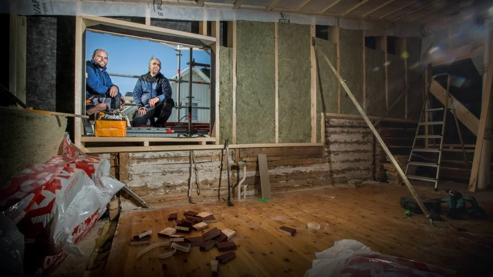 Ivan Osbakk och Per Söderberg har blick för detta med snickerier. Under hösten har de jobbat med att bygga om ett gammalt fint hus vid Skeppargatan i Piteå.