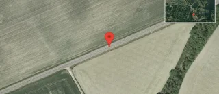 En personbil i singelolycka på väg 910