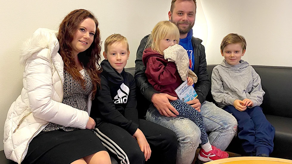 Familjen Larsson från Uppsala, Camilla och Andreas med barnen William, Maja och Oliwer, lyckades få en passtid vid polisstationen i Enköping. ”Det var tur att vi inte behövde åka så långt” säger Camilla.
