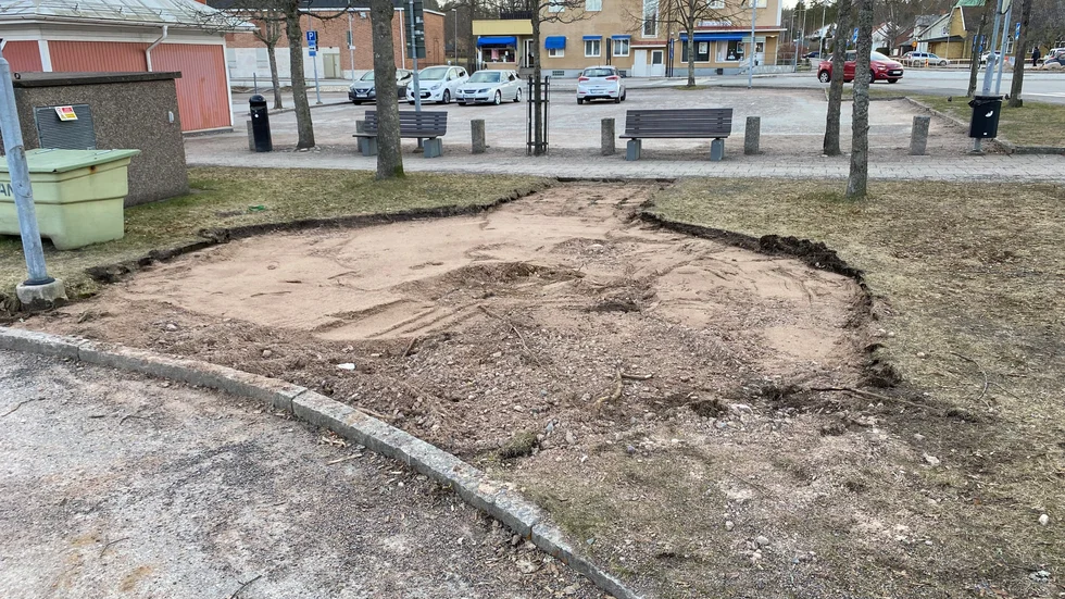 Ett hål i gräsmattan, och en del minnen är allt som finns kvar. Nu är den offentliga lilla runda byggnaden försvunnen.